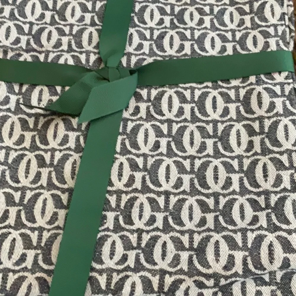 NWT WILLIAMS SONOMA SET OF 4 PLACEMATS JACQUARD, matching napkins listed also
